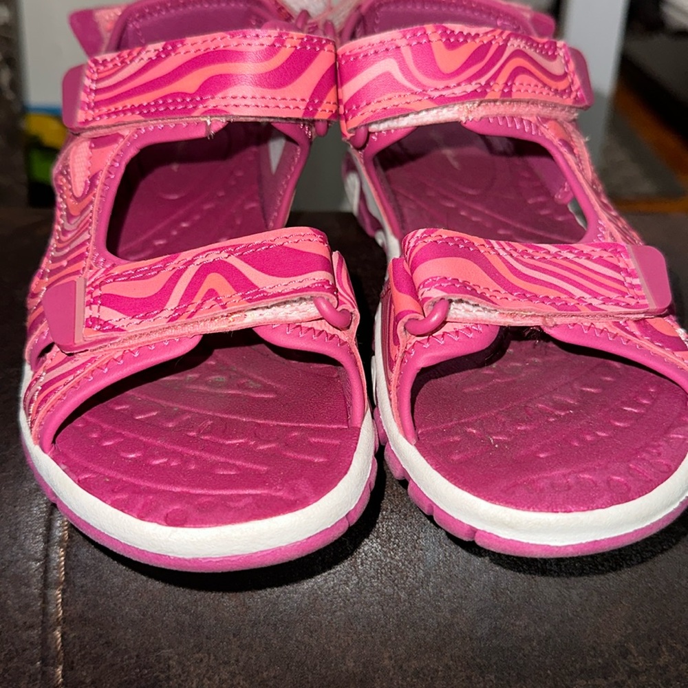 Like New Eddie bower sandals size 2